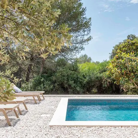 G&g With Swimming Pool Pula