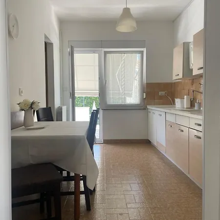 G&g With Swimming Pool Apartment