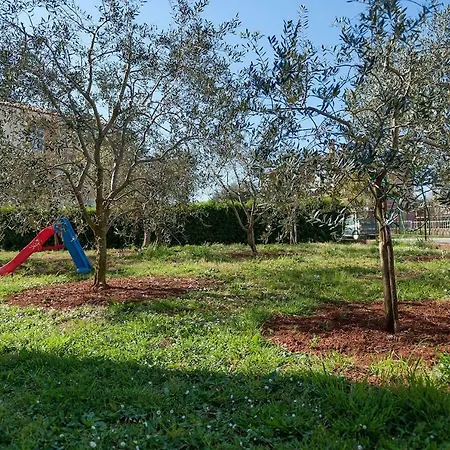 G&g With Swimming Pool Lägenhet