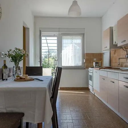 G&g With Swimming Pool Apartment Pula