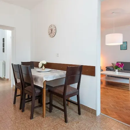 G&g With Swimming Pool Pula