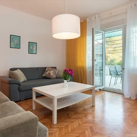 Apartment G&g With Swimming Pool Pula