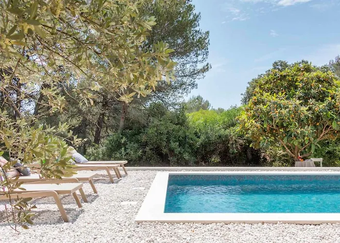 G&g With Swimming Pool Póla