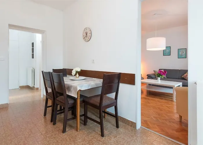 G&g With Swimming Pool Póla