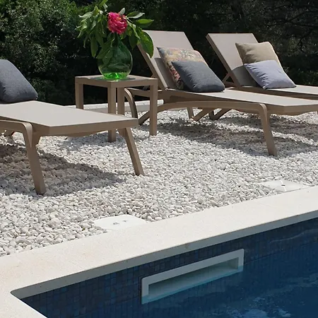 G&g With Swimming Pool Pula